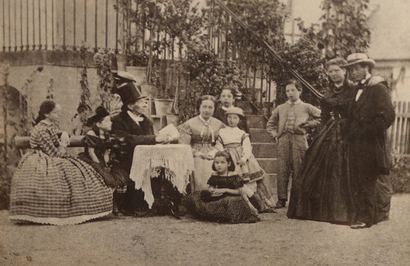 H.C. Andersen og Melchior familien. Fra venstre Hariet og Birgitte Melchior, H.C. Andersen, Dorothea Melchior med børnene: Augusta, Emil og Thea Melchior. Stående til højre: Carl, Johanne og Moritz G.Melchior. Fotografi af Israel B. Melchior 1867 H.C. Andersen og Melchior familien. Fra venstre Hariet og Birgitte Melchior, H.C. Andersen, Dorothea Melchior med børnene: Augusta, Emil og Thea Melchior. Stående til højre: Carl, Johanne og Moritz G.Melchior. Fotografi af Israel B. Melchior 1867