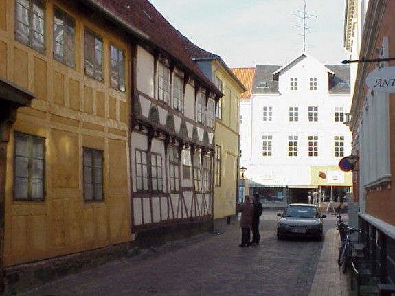 Fattigskolen i Odense er den hvide bindingsværksbygning til venstre i blilledet. Foto Lars Bjørnsten 2002 