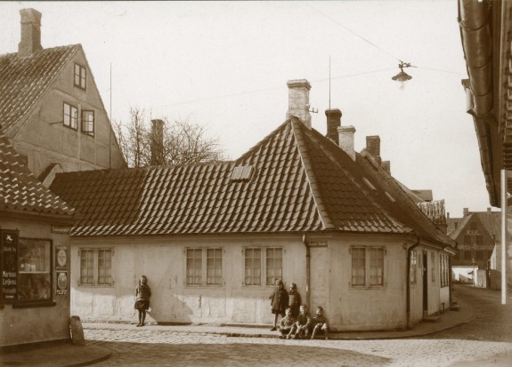 H.C. Andersens Hus, hjørnet af Bangs Boder og Hans Jensens Stræde. En flok børn står på fortovet ved huset. Kilde: Odense Bys Museer.