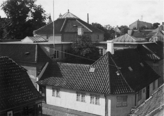 H.C. Andersens Hus, Hans Jensens Stræde, Odense. Et kig ind over tagene. Bygningen med kuppelsalen ses tydeligt. Kilde: Odense Bys Museer H.C. Andersens Hus, Hans Jensens Stræde, Odense. Et kig ind over tagene. Bygningen med kuppelsalen ses tydeligt. Kilde: Odense Bys Museer