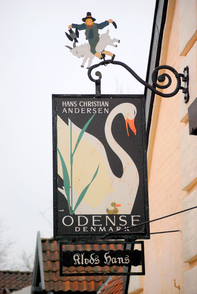 Et smukt skilt, set i Hans Jensens Stræde i Odense skråt overfor H.C. Andersens Hus