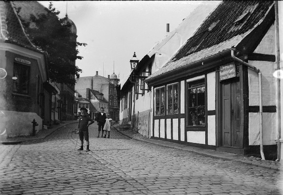 Munkemøllestræde. Her lå Carstens' drengeskole Kilde: Odense Bys Museer (1905)