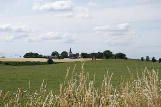 Rørup kirke set fra Hækkebølle. Foto Lars Bjørnsten juni 2009