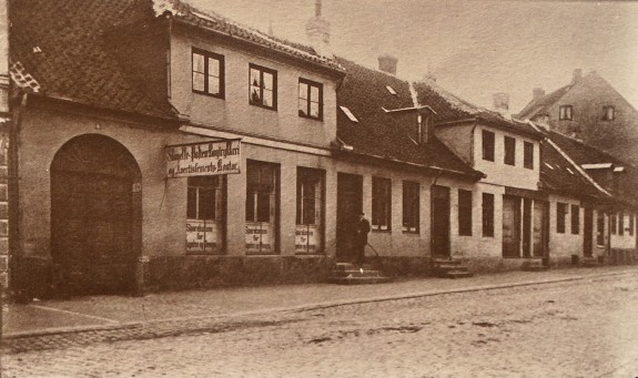 Slagelse Latinskole i 1901. Fotograferet før nedrivningen i 1901. Set i H.C. Andersens Hus . Foto Lars Bjørnsten 2002