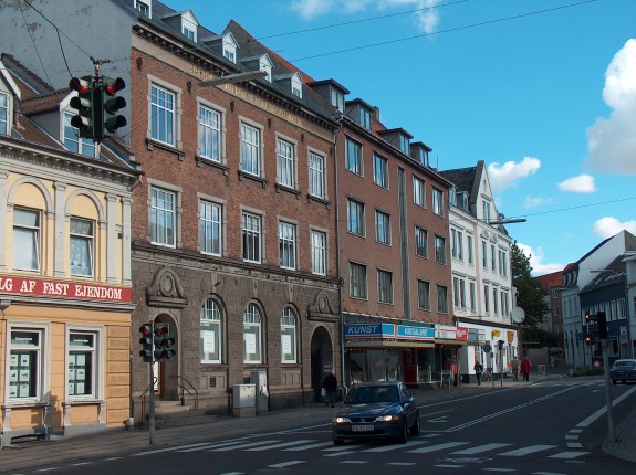 Slagelse Latinskole havde til huse i Bredegade nr.4-6 i Slagelse (ejendommene er de to bygninger, lige til højre for den gule bygning) Porten midt i billedet er indgang til nr. 6. i dag. Ejendommen i Bredegade 6 købtes senere af enkefru Santin, som i 1874 solgte den til Sparekassen for Slagelse og Omegn.  I 1902 rev sparekassen den gamle bygning ' ned og byggede en ny monumental sparekasse på grunden, hvor den gamle latinskole havde ligget. H.C. Andersen gik i latinskolen i Slagelse fra 1822 -1825.