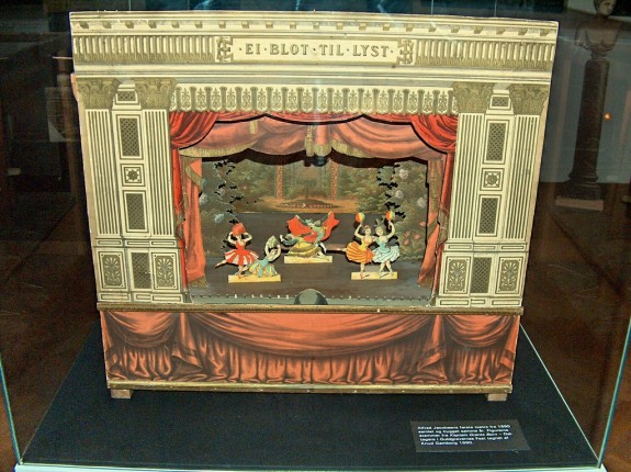 Alfred Jacobsens første teatre i pap er fra 1880. Det er samlet og bygget samme år. Set i “Den gamle By” i Aarhus.