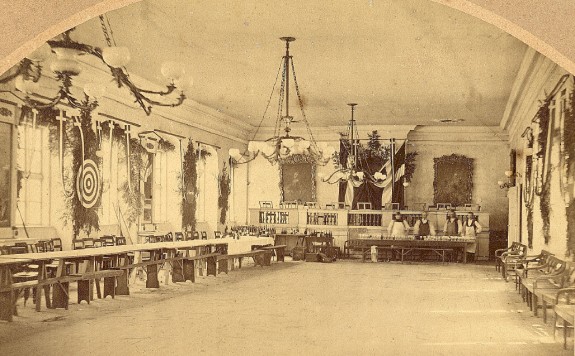 Udsnit af fotomontage med festsalen i Rådhuset. Mindeblad i anledning af Odense borgerlige skyttelavs fest 25. maj 1880. Odense Raadhus1867. Kilde Odense Bys Museer