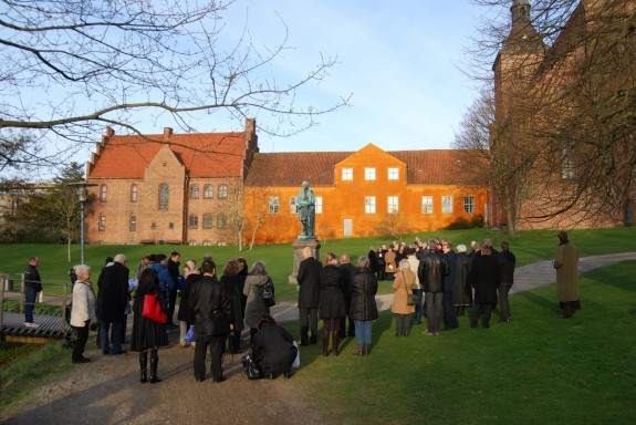 Kransenedlæggelse i H.C. Andersen Haven - Eventyrhaven i Odense i anledning af H.C. Andersens 207 års fødselsdag