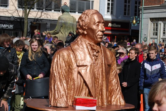 H.C. Andersen venter på at blive spist, som påskeæg!