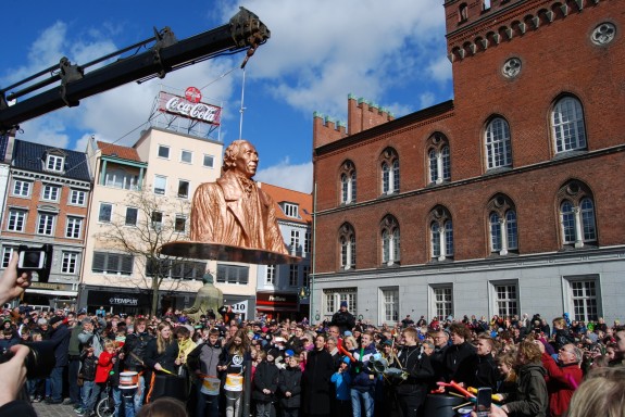 H.C. Andersen højt hævet over Flakhaven inden han dumpes