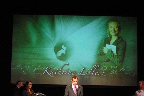 Rådmand Steen Møller fra Odense Kommune overrakte prisen til Kathrine Lilleør.