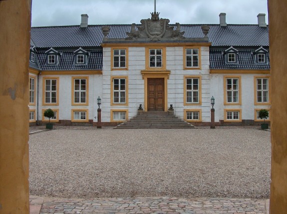 Glorup Slot indre slotsgård. Foto Lars Bjoernsten 2005 Glorup Slot indre slotsgård. Foto Lars Bjoernsten 2005