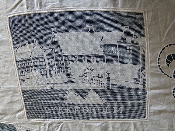 En del af en smuk dug, set på Lykkesholm i 2005. Foto: Lars Bjørnsten En del af en smuk dug, set på Lykkesholm i 2005. Foto: Lars Bjørnsten