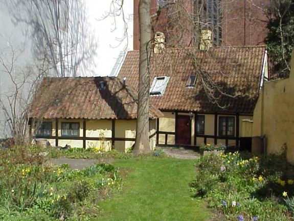 H.C.Andersens barndomshjem Munkemøllestræde i Odense. Billedet er taget fra havesiden og ud mod Munkemøllestræde. Det er ikke det oprindelige udhus der er på fotografiet