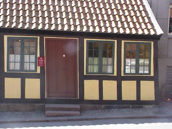 H.C. Andersens barndomshjem Munkemøllestræde i Odense. Familien Andersen boede ved de to vinduer til højre og havde fælles indgang og forstue med Familien Köcker. der boede til venstre.