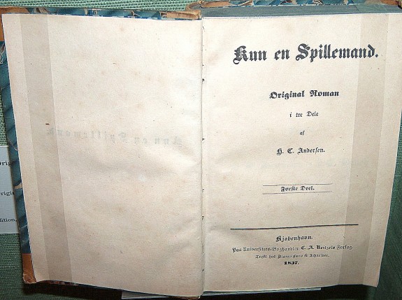 Forside  til romanen: Kun en spillemand Original Roman i tre Dele af H.C. Andersen. Første del. Kjøbenhavn.  Paa Universitets-Boghandler C. A. Reitzels Forlag.  Trykt hos Bianco Lunø og Schneider. 1837  Foto: Lars Bjørnsten Odense  