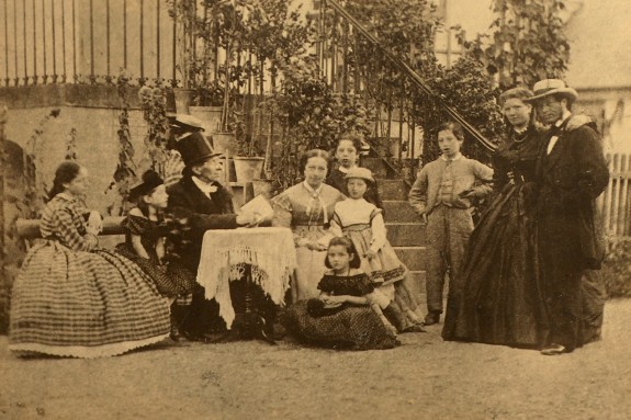 H.C. Andersen og familien Melchior fotograferet på Rolighed af Israel B. Melchior 1867. Fra venstre ses Harriet og Birgitte Melchior, H.C. Andersen, Dorothea Melchior med børnene, Augusta, Emil og Thea Melchior. Stående til højre: Carl, Johanne og Moritz G. Melchior