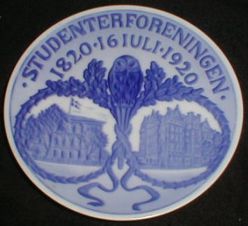På billedet ses Studenterforeningens bygninger i København i den 100 årige periode. Foto: Jammerantik.dk Platte udgivet af Royal Copenhagen i anledning Studenterforeningens 100-års jubilæum. 1820 - 1920. 16 juli. På billedet ses Studenterforeningens bygninger i København i den 100 årige periode. Foto: Jammerantik.dk Platte udgivet af Royal Copenhagen i anledning Studenterforeningens 100-års jubilæum. 1820 - 1920. 16 juli.