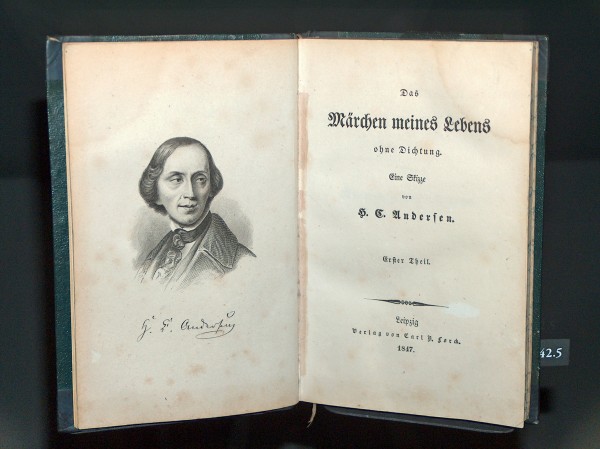  "Das Märchen meines Lebens ohne Dichtung" 1847 .H. C. Andersens første selvbiografi, som blev skrevet under hans rejse i 1845-1846. Heri ses stålstikket, der er lavet efter oliemaleriet.