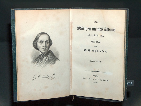 "Das Märchen meines Lebens ohne Dichtung" 1847 .H. C. Andersens første selvbiografi, som blev skrevet under hans rejse i 1845-1846. Heri ses stålstikket, der er lavet efter oliemaleriet. "Das Märchen meines Lebens ohne Dichtung" 1847 .H. C. Andersens første selvbiografi, som blev skrevet under hans rejse i 1845-1846. Heri ses stålstikket, der er lavet efter oliemaleriet.