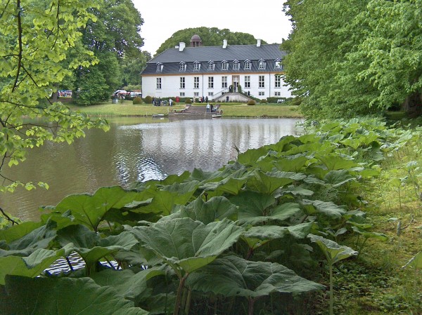 Sandsynligvis er den herregård der tænkes på i historien Herregården Glorup på Østfyn.   Foto: Lars Bjørnsten 5. juni 2006. 