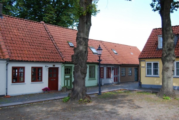 Måske boede H.C. Andersens mormor i et af de her småhuse på Torvet i Bogense. Foto Lars Bjørnsten 2008