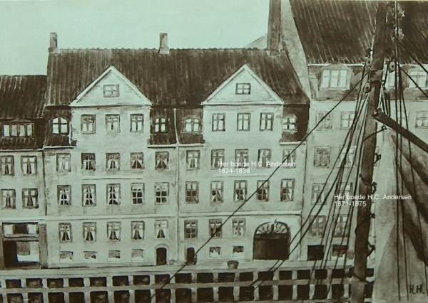 Parti fra Nyhavn. I ejendommen nr. 20. 2.sal (i midten med stor port) boede H.C. andersen 1834-1838 og i ejendommen nr. 18. 1.sal (yderst til højre) fra 1871 -1875. Fotografi efter akvarel af Harald Henriksen. Foto Lars Bjørnsten Odense.