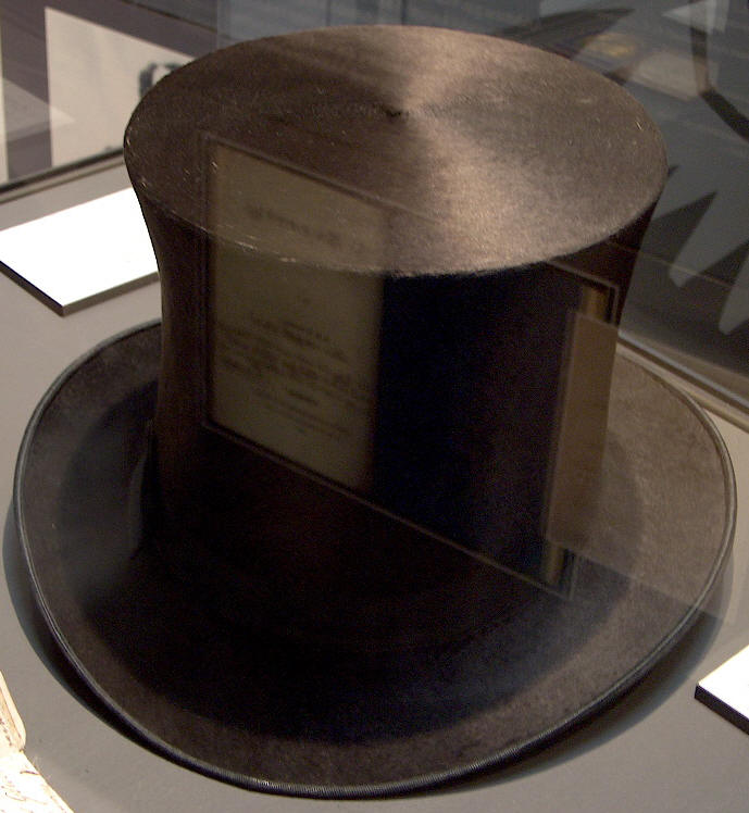 Necklet Fryse snesevis H.C. Andersens originale høje hat - Andersens top hat | H.C. Andersen Information Necklet Fryse snesevis H.C. Andersens originale høje hat - Andersens top hat | H.C. Andersen Information