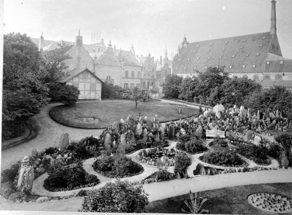 Løveapoteket. Lotzes Have Foto: Nørmark 1943