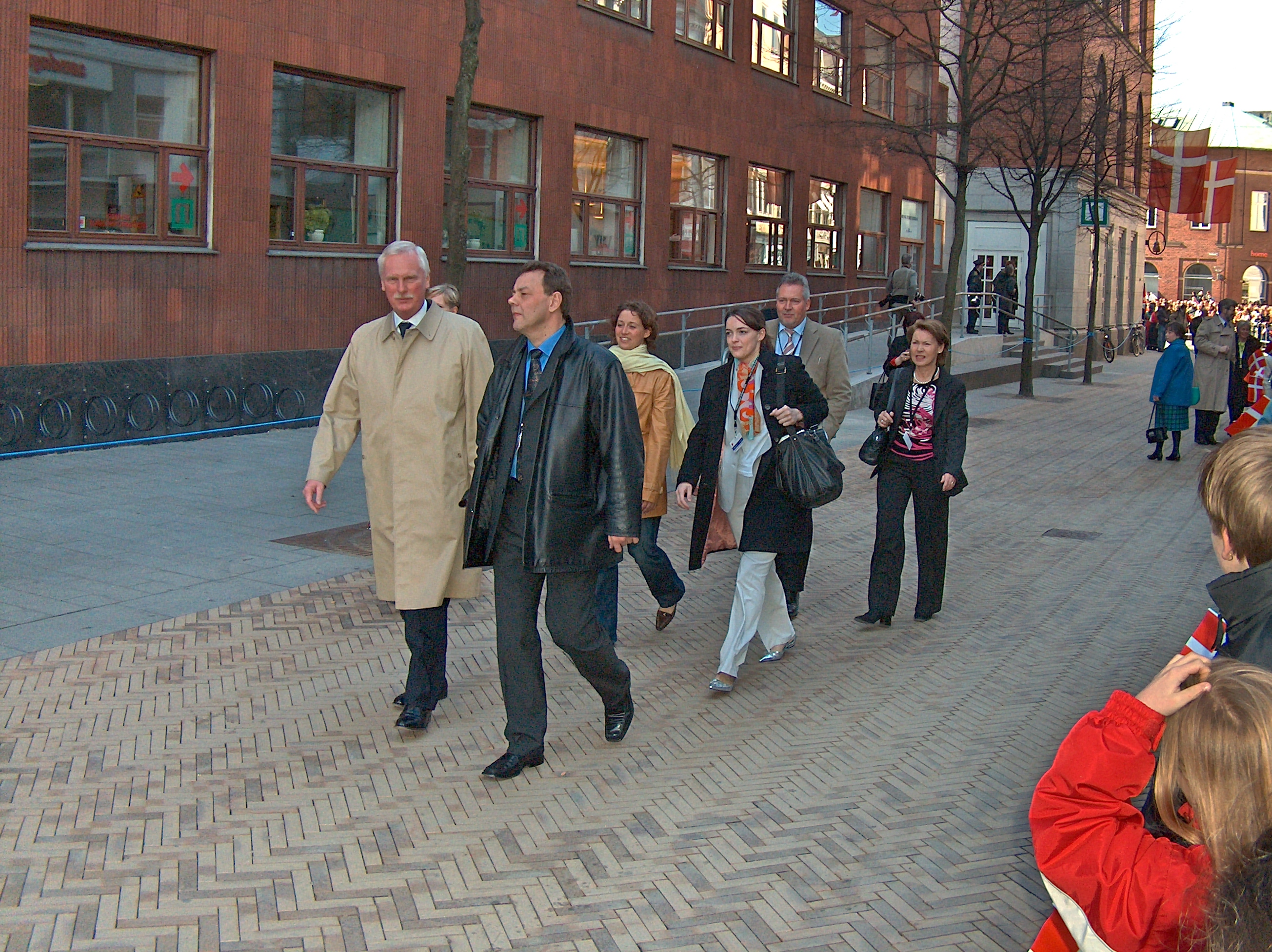 Gæster går fra Rådhuset til H.C. Andersens Hus 2. april H.C.