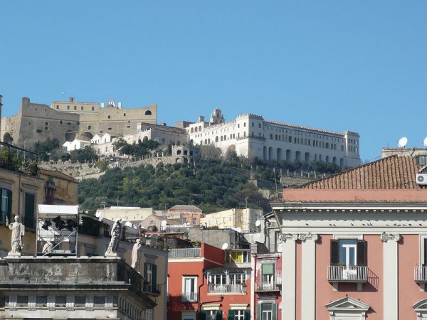 800px-Castel_Sant'_Elmo_e_Certosa_di_San_Martino_da_piazza_del_Plebiscito